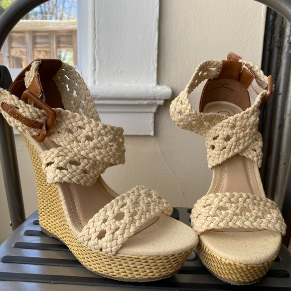 Size 7.5 Deb High wedges - Picture 2 of 4